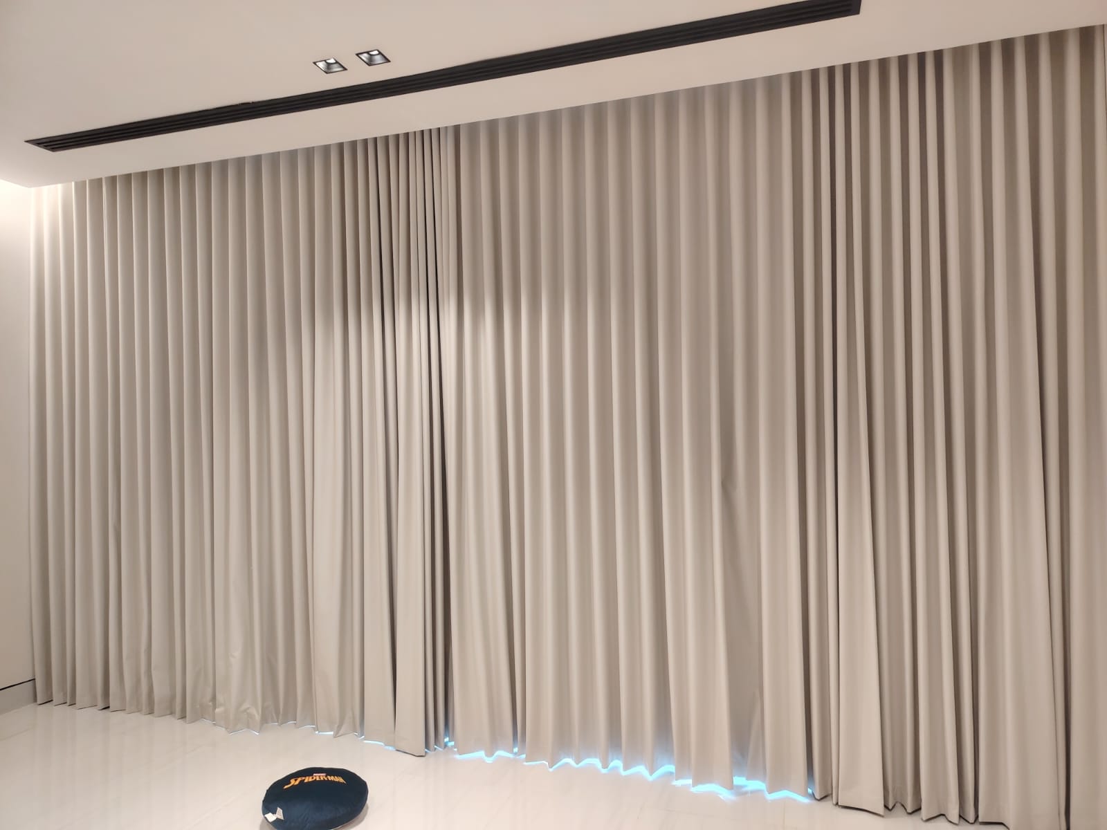 Elegant Linen Blend Eyelet Curtains - Image 3